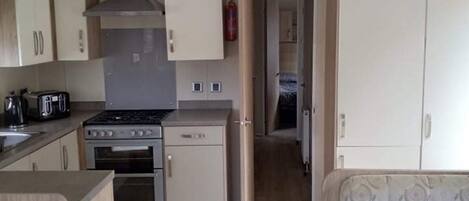 Chalet | Private kitchen | Fridge, microwave, oven, stovetop