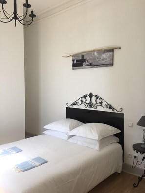 1 bedroom, iron/ironing board, travel cot, free WiFi - 2-person apartment in charming 19th-century mansion with park and heated pool (Arvert)