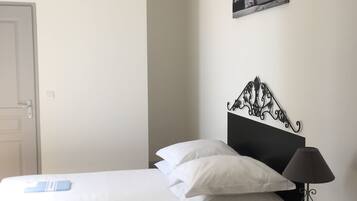 1 habitación, tabla de planchar con plancha y cuna de viaje