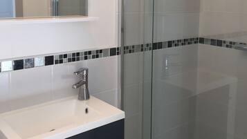 Regadera, secadora de cabello, toallas, jabón