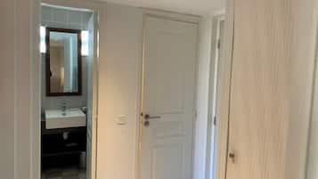 Baignoire, sĂšche-cheveux