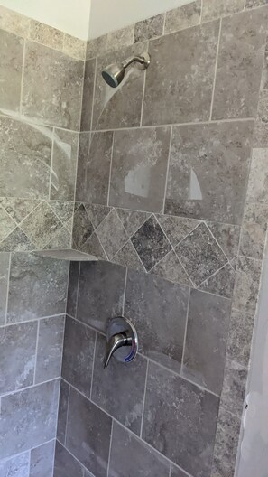 Ducha y bañera combinadas, toallas y papel higiénico