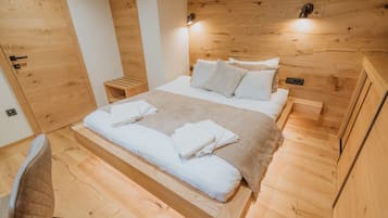 2 bedrooms, desk, travel cot, free WiFi