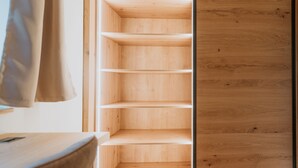 Un mobile contenitore in legno con scomparti multipli.