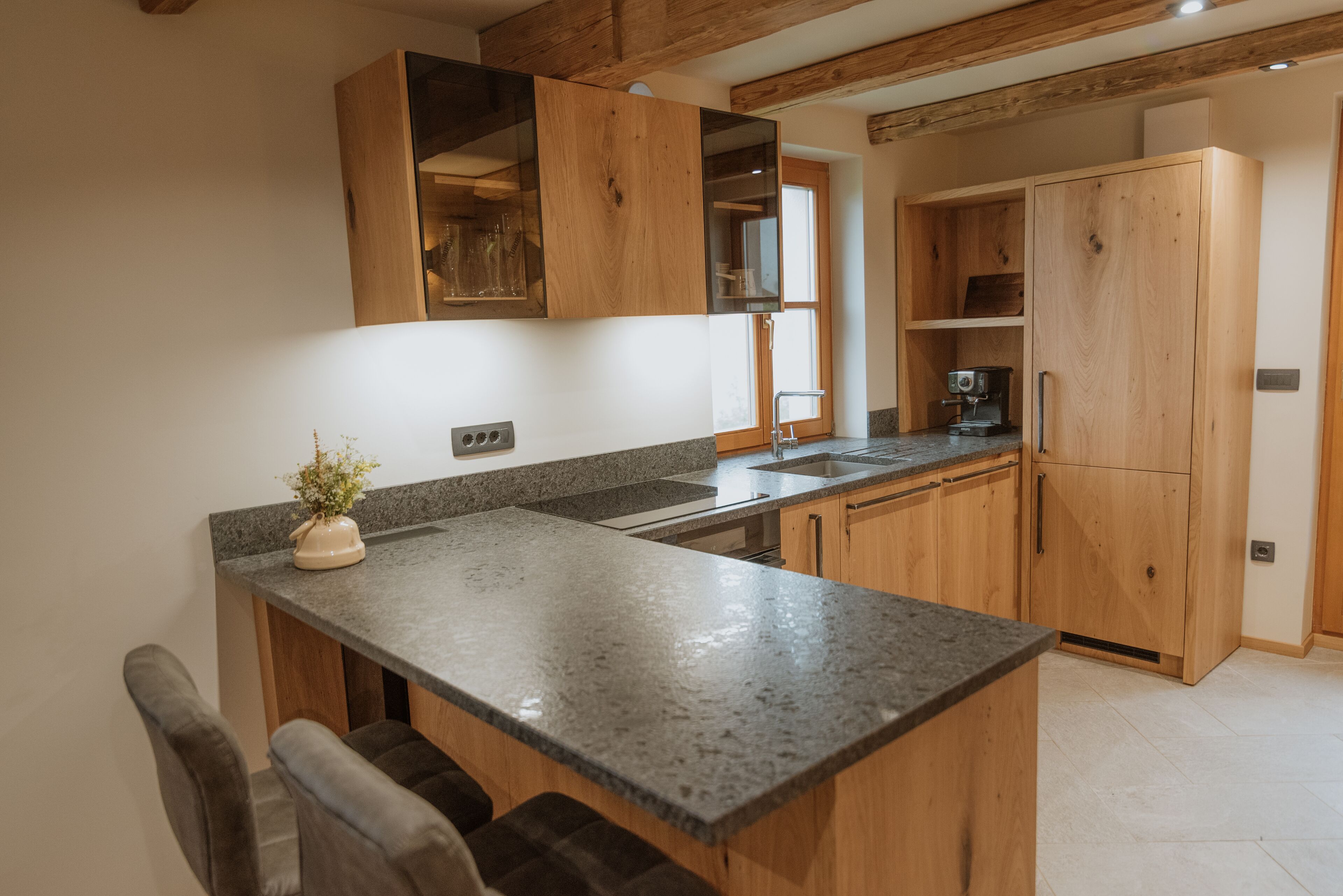 Kjøleskap, ovn, kokeplater og kaffetrakter/tekoker