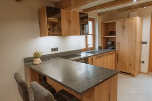 Fridge, oven, stovetop, coffee/tea maker