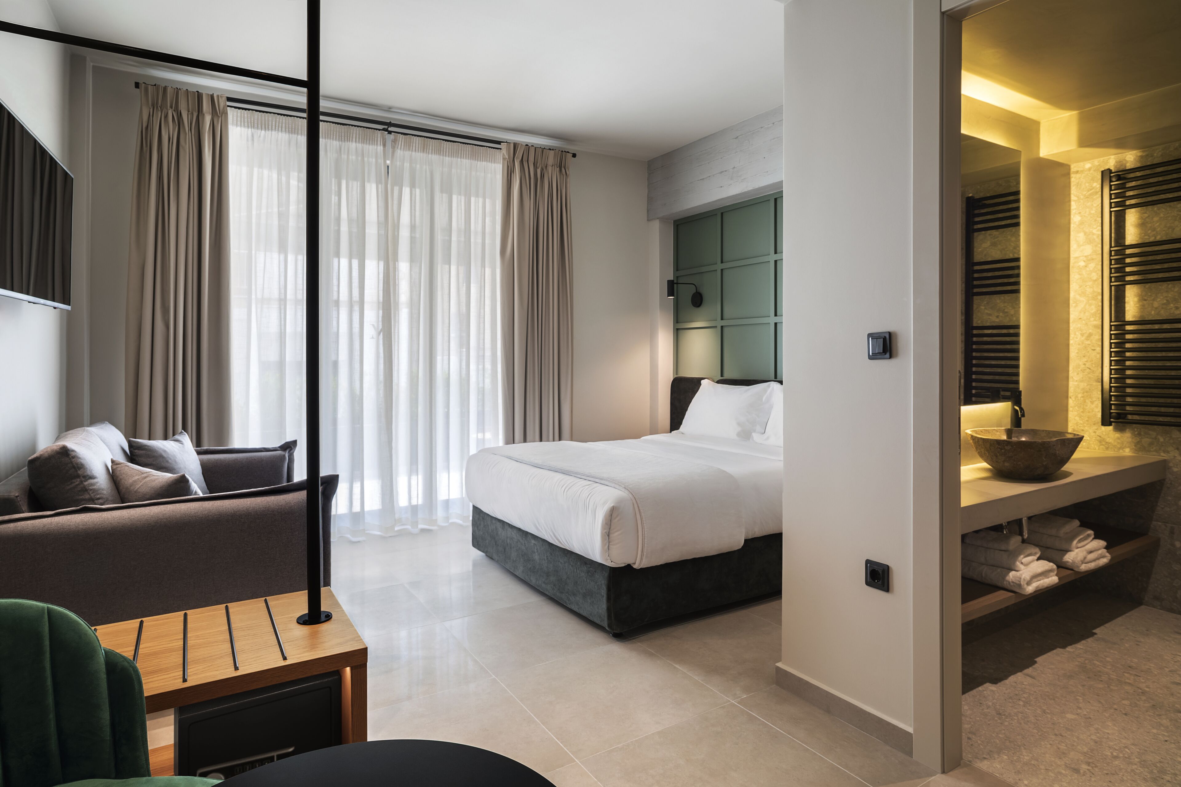 executive suite, balcony | bathroom | shower, rainfall showerhead, hair dryer, slippers