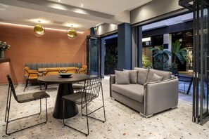 Reception - Bob W Athens Akadimia (Athens)