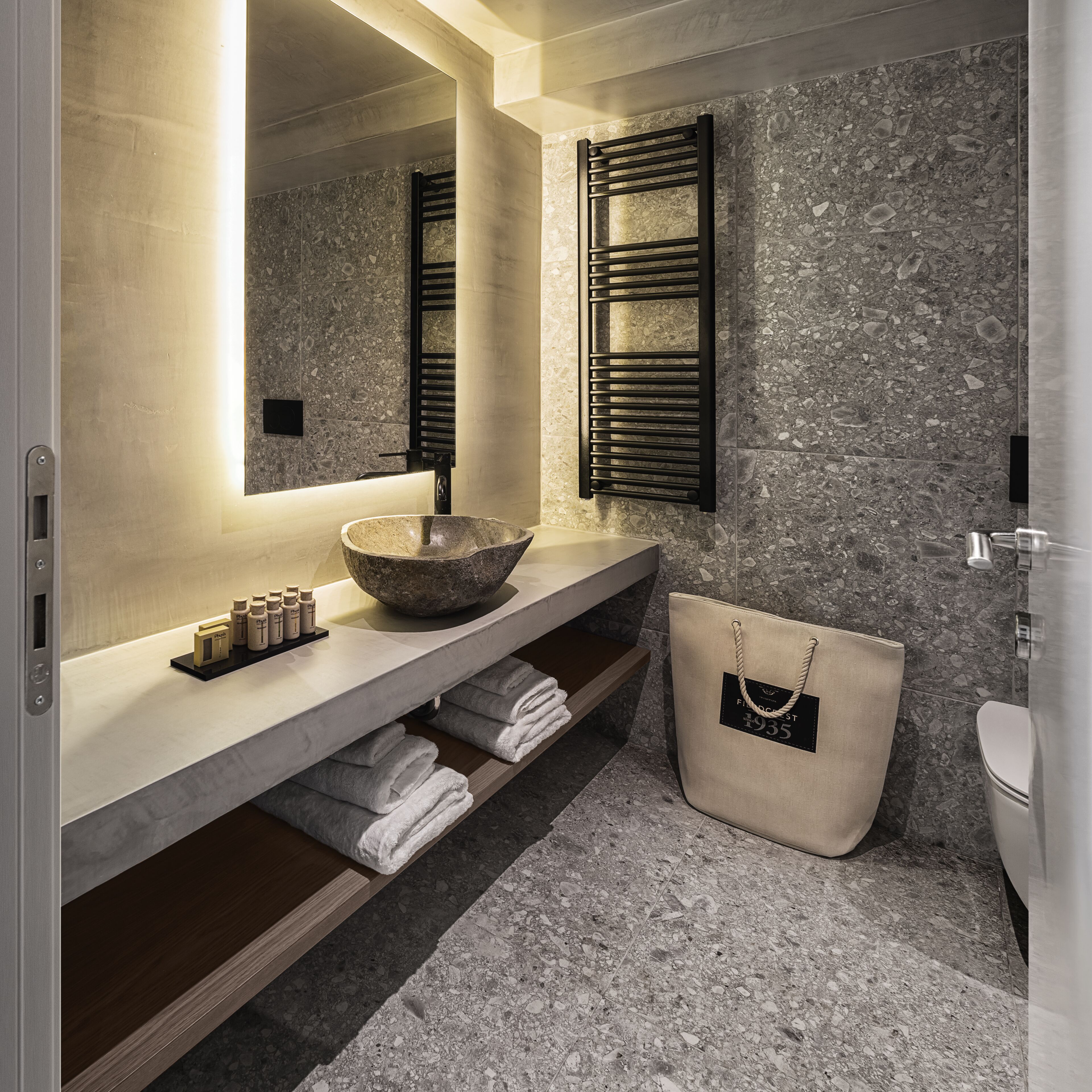 executive suite, balcony | bathroom | shower, rainfall showerhead, hair dryer, slippers