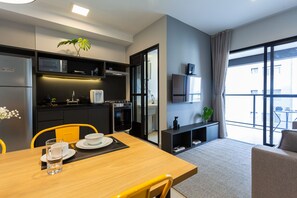 Deluxe appartement | Woonruimte | Een 32-inch smart-tv met digitale zenders, televisie en Netflix