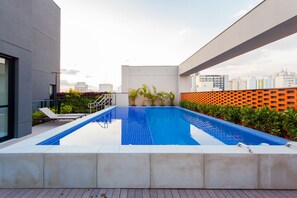 สระว่ายน้ำกลางแจ้ง