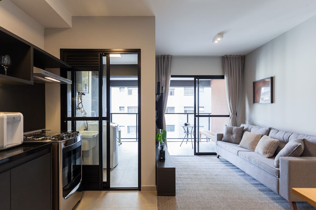 Deluxe-Apartment | Wohnbereich | 32-Zoll-Smart-TV mit Digitalempfang, Fernseher, Netflix