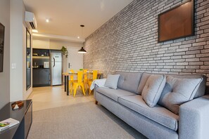 Apartamento conforto | Área de estar | Smart TV 32 polegadas com canais digitais, TV, Netflix