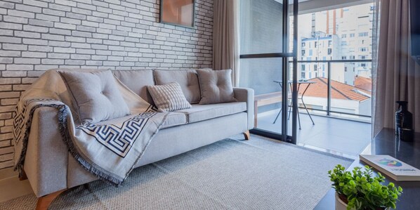 คอมฟอร์ทอพาร์ทเมนท์ | บริเวณนั่งเล่น | สมาร์ททีวี 32 นิ้ว พร้อมช่องดิจิตอล, ทีวี, Netflix