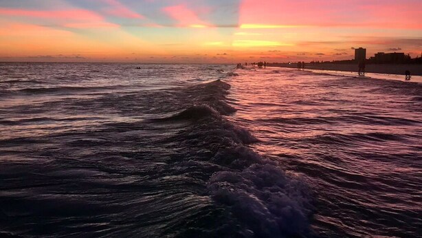 A beach scene with waves and a sunset. - Beautiful Home with Pool - 3 miles from Siesta Key Beach (Sarasota)