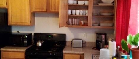 ثلاجة، ميكروويف، فرن، موقد طهي مسطح