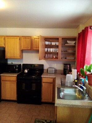 Fridge, microwave, oven, stovetop - Dee's Rest Easy (Brooklyn)