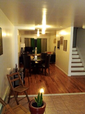Interior - Dee's Rest Easy (Brooklyn)
