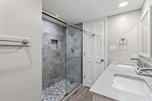 Combined shower/tub, towels