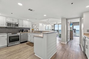 Jääkaappi, uuni, liesi, astianpesukone