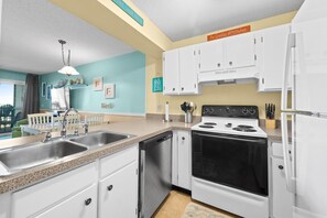 Réfrigérateur, four à micro-ondes, un four, surface de cuisson