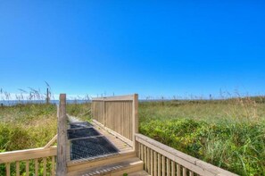 Property grounds - Windemere 904-3BR/2BA Oceanfront condo in Ocean Drive (North Myrtle Beach)