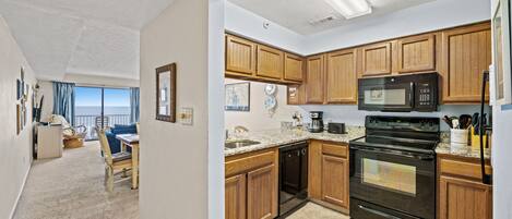 Een koelkast, een microgolfoven, een oven, een kookplaat