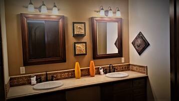 Baignoire, serviettes fournies, savon, papier toilette