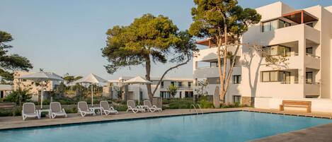 2 albercas al aire libre