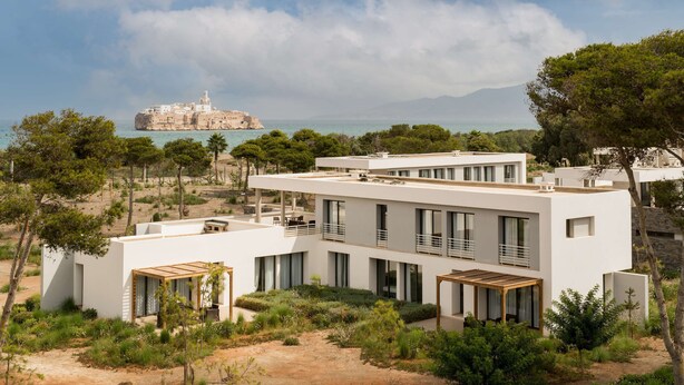 A modern white building with multiple balconies and a view of a historic fort on a cliff. - Radisson Blu Residences Al Hoceima (Ait Youssef Ou Ali)