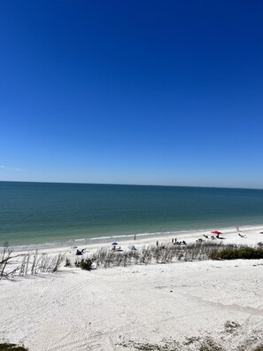 Am Strand, Liegestühle, Strandtücher