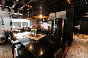 Kjøleskap, mikrobølgeovn, ovn og kokeplater