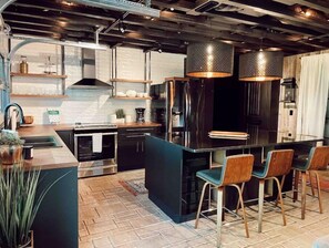 Kjøleskap, mikrobølgeovn, ovn og kokeplater