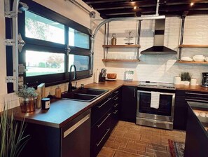 Refrigerador, microondas, horno y parrilla de estufa