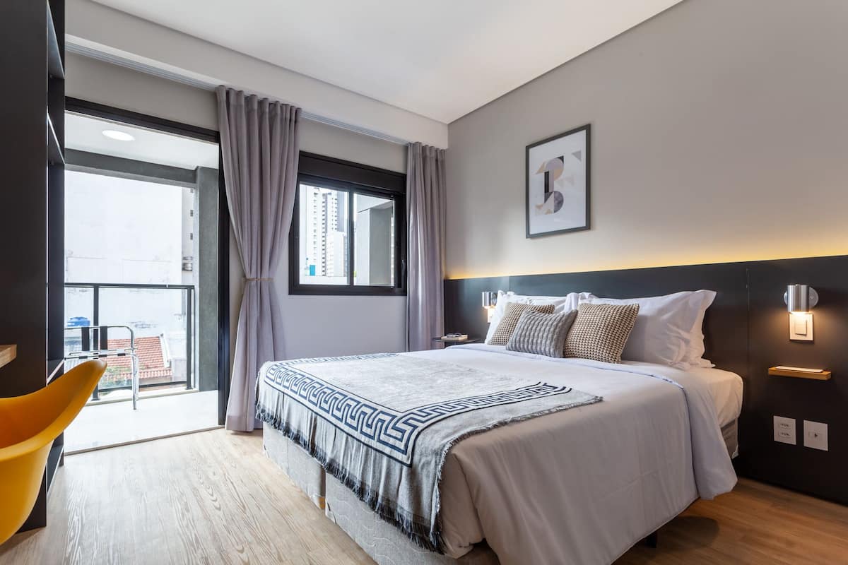 Espacio para trabajar con laptop, cortinas blackout y wifi gratis 