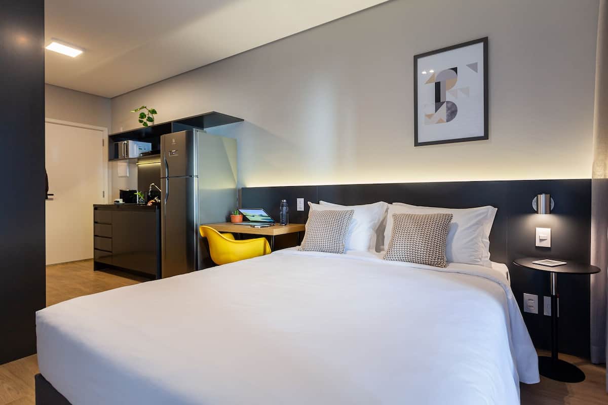 Espacio para trabajar con laptop, cortinas blackout y wifi gratis 
