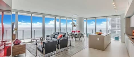 テレビ、書斎 / ワークスペース