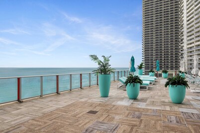 Oceanview 3BR condo w/ 2 pools & cabanas