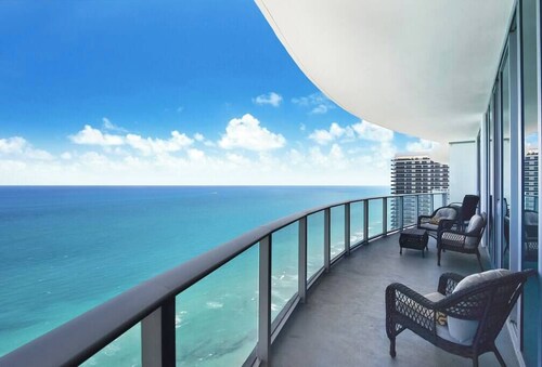 2BR Oceanfront penthouse w/ 2 pools