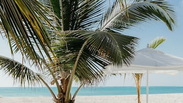 Sulla spiaggia, sabbia bianca