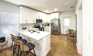 Fridge, microwave, oven, stovetop - Cozy Stylish Chic Home Ybor, DT Central Location (Tampa)