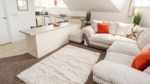 Un apartamento moderno con cocina, comedor y sala de estar.