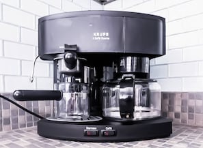 Eine KRUPO Il Caffè Duomo Espressomaschine mit zwei Kaffeekannen und Tasten mit der Aufschrift 'Espresso' und 'Caffè'.