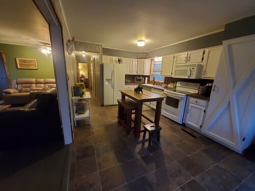 Newly Remodeled and Furnished 1 mile from Roaring River St Park!