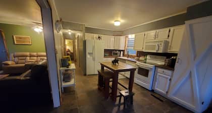 Newly Remodeled and Furnished 1 mile from Roaring River St Park!