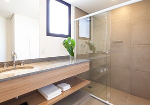 Comfort-Studiosuite | Badezimmer | Dusche, Regendusche, Haartrockner, Handtücher