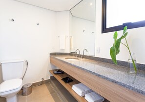 Suíte estúdio conforto | Banheiro | Chuveiro, chuveiro com efeito de chuva, secador de cabelo