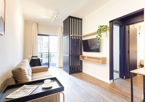 Suíte estúdio conforto | Área de estar | Smart TV 32 polegadas com canais digitais, TV, Netflix