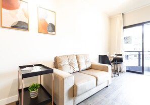 Suíte estúdio conforto | Área de estar | Smart TV 32 polegadas com canais digitais, TV, Netflix