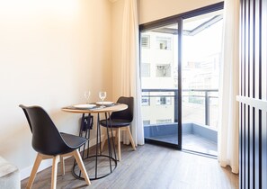 Suíte estúdio conforto | Opções para refeição no quarto